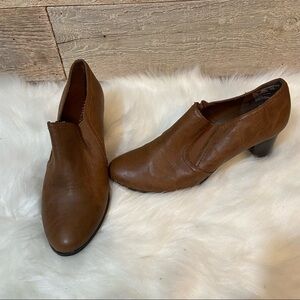 🛍️3/$30 Covington women’s tan heeled booties in size 6.5